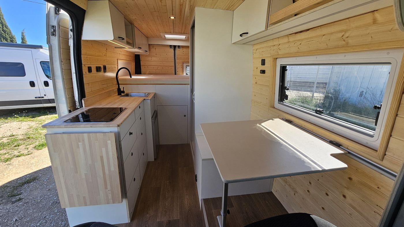 Interior en madera con cocina y mesa plegable